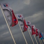 Le village avec des drapeaux aux noms de chaque skipper